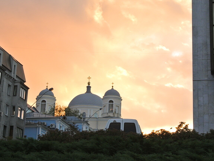 Fotografía de una iglesia en un atardecer